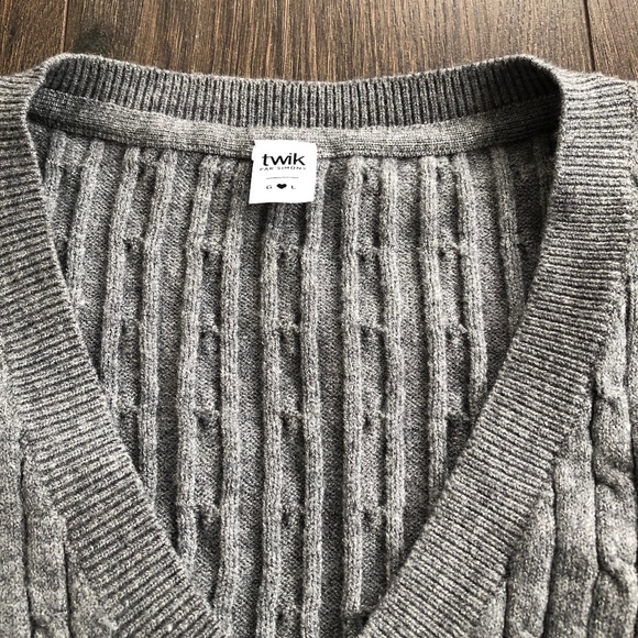 SOFT GREY CROPPED TWIK SWEATER VEST - Picture 2 of 6